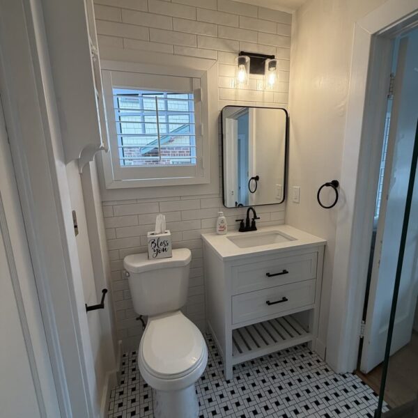 bathroom-remodeling-bathroom-white-prescott-pinnacle-construction-prescott-valley