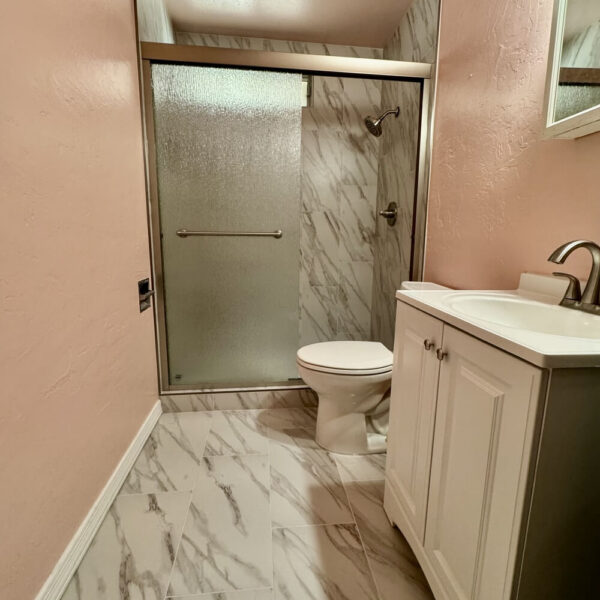flooring-installation-bathroom-shower-prescott-pinnacle-construction-prescott-valley-primary