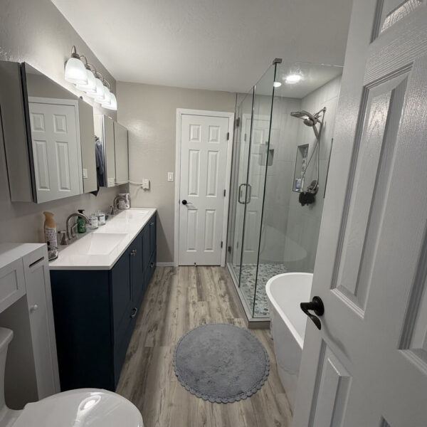 flooring-installation-bathroom-interior-prescott-pinnacle-construction-prescott